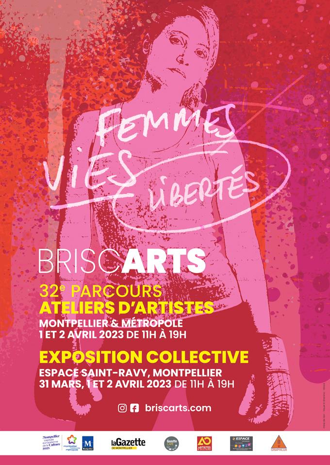 Affiche 2023 des Briscarts avec notamment une femme portant des gants de boxe sur fond rouge et avec le texte : Femmes Vies Libertés